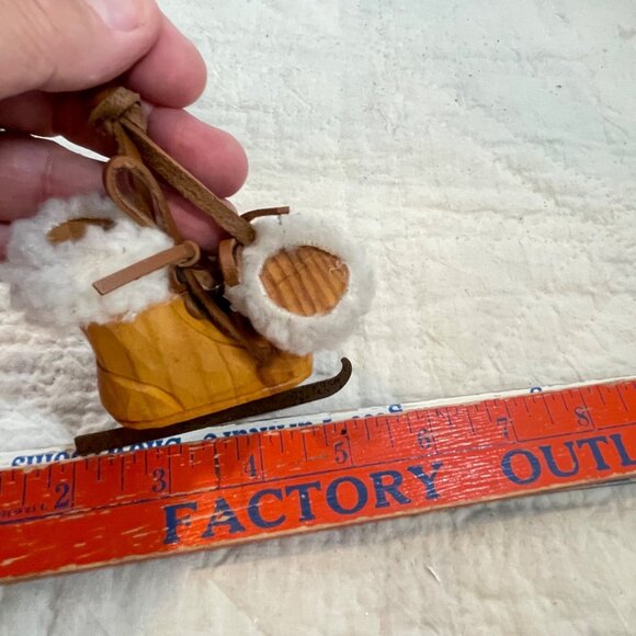 Vintage hand carved Wooden Ice Skate Ornament Pair with Faux Fur Trim & Leather - Picture 6 of 7